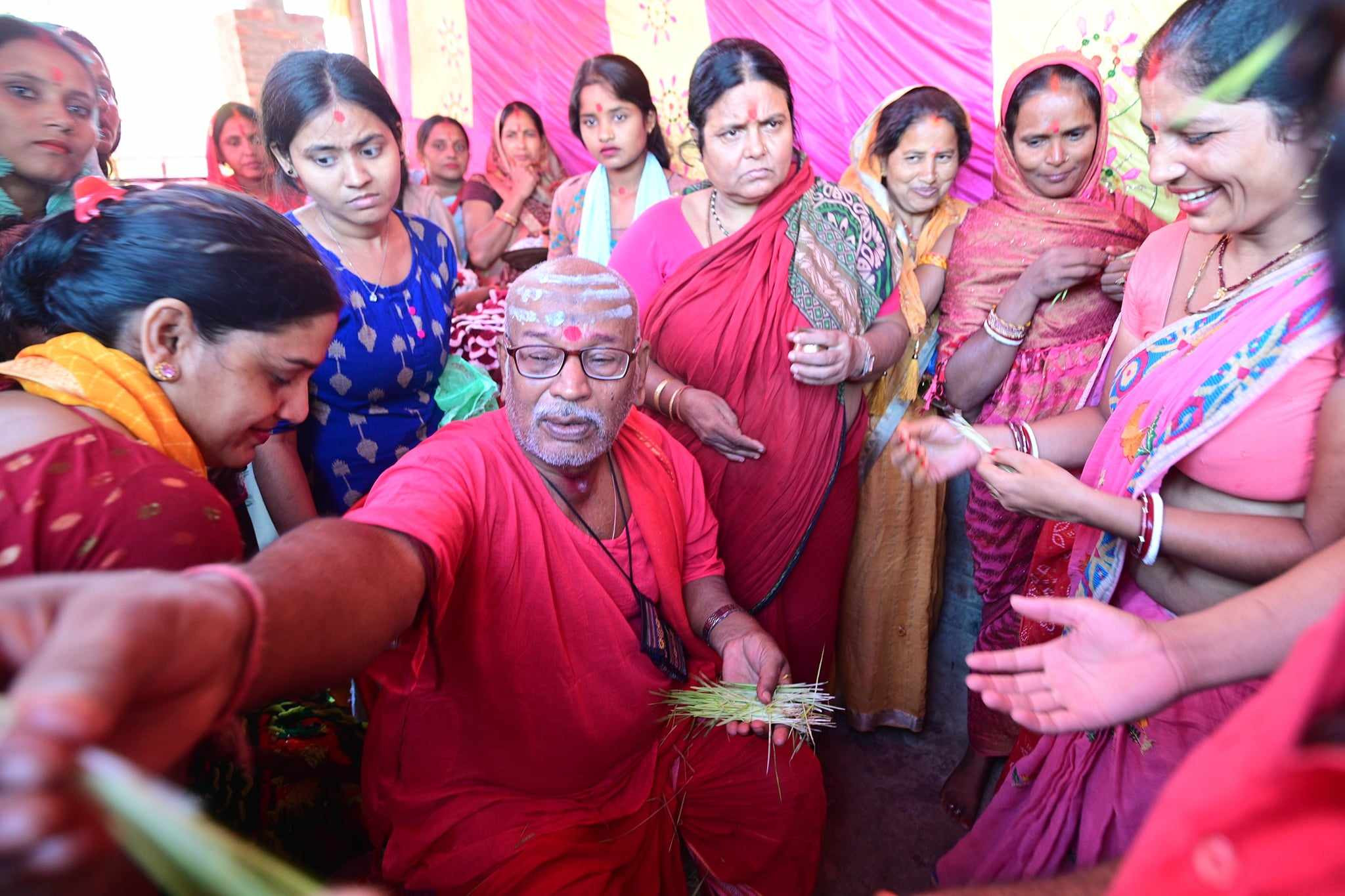 सिरहाको मिर्चैयास्थित दुर्गा माताको मन्दिरमा जमरा माग्नेको भिड (फोटोफिचर)